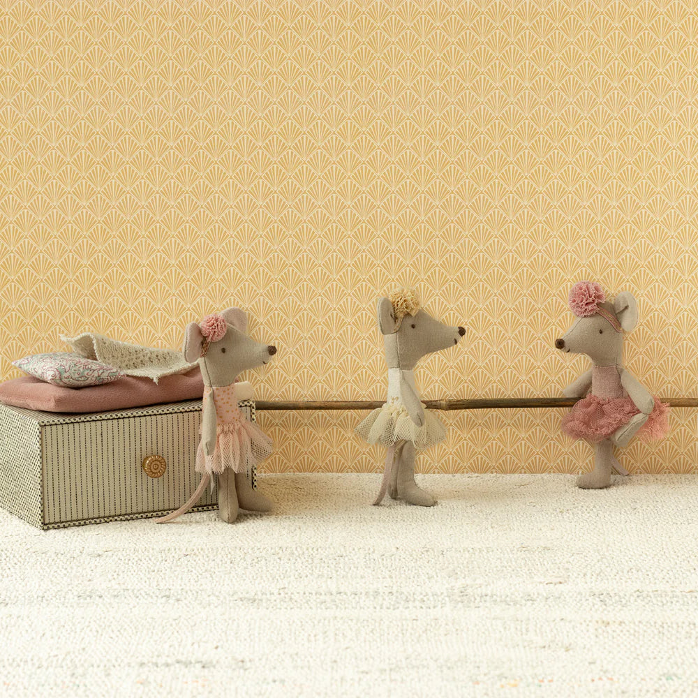 
                      
                        Dance Mouse in Daybed
                      
                    