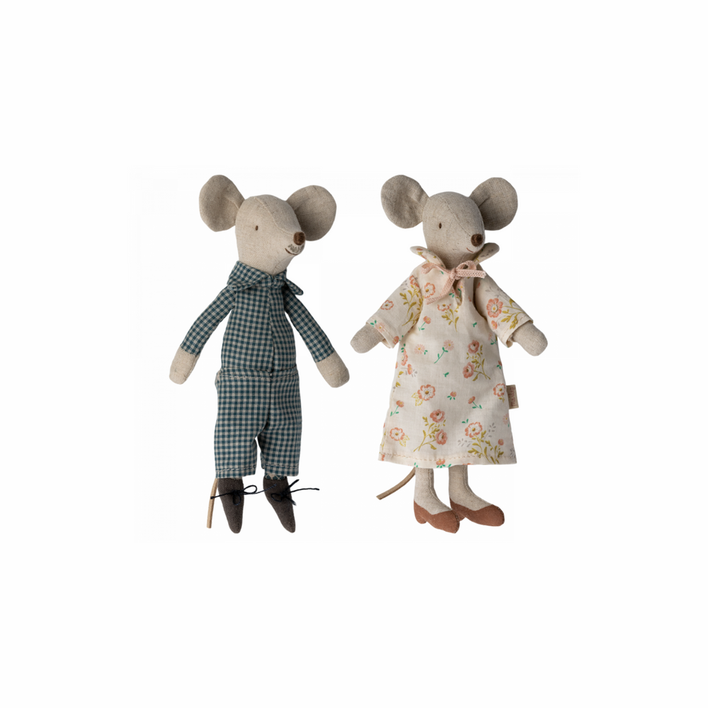 
                      
                        Grandma & Grandpa Mice in Cigarbox
                      
                    